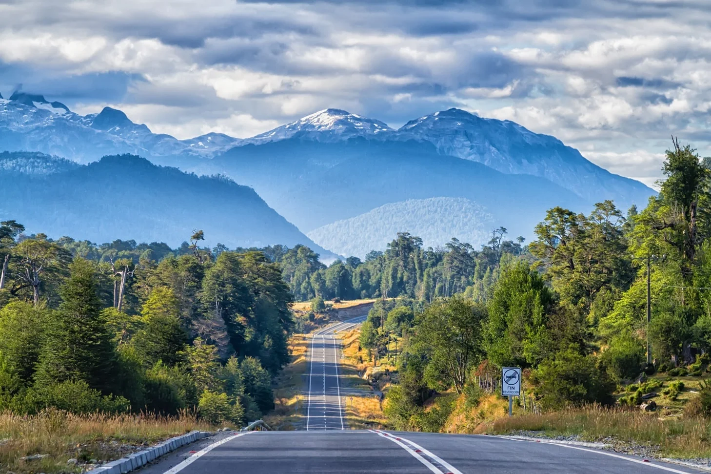 Tramo escénico de la Carretera Austral entre bosques y montañas en Aysén