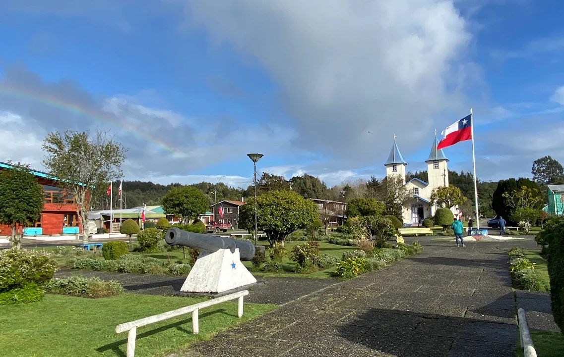 Pueblo de Chacao con iglesia y casas tradicionales