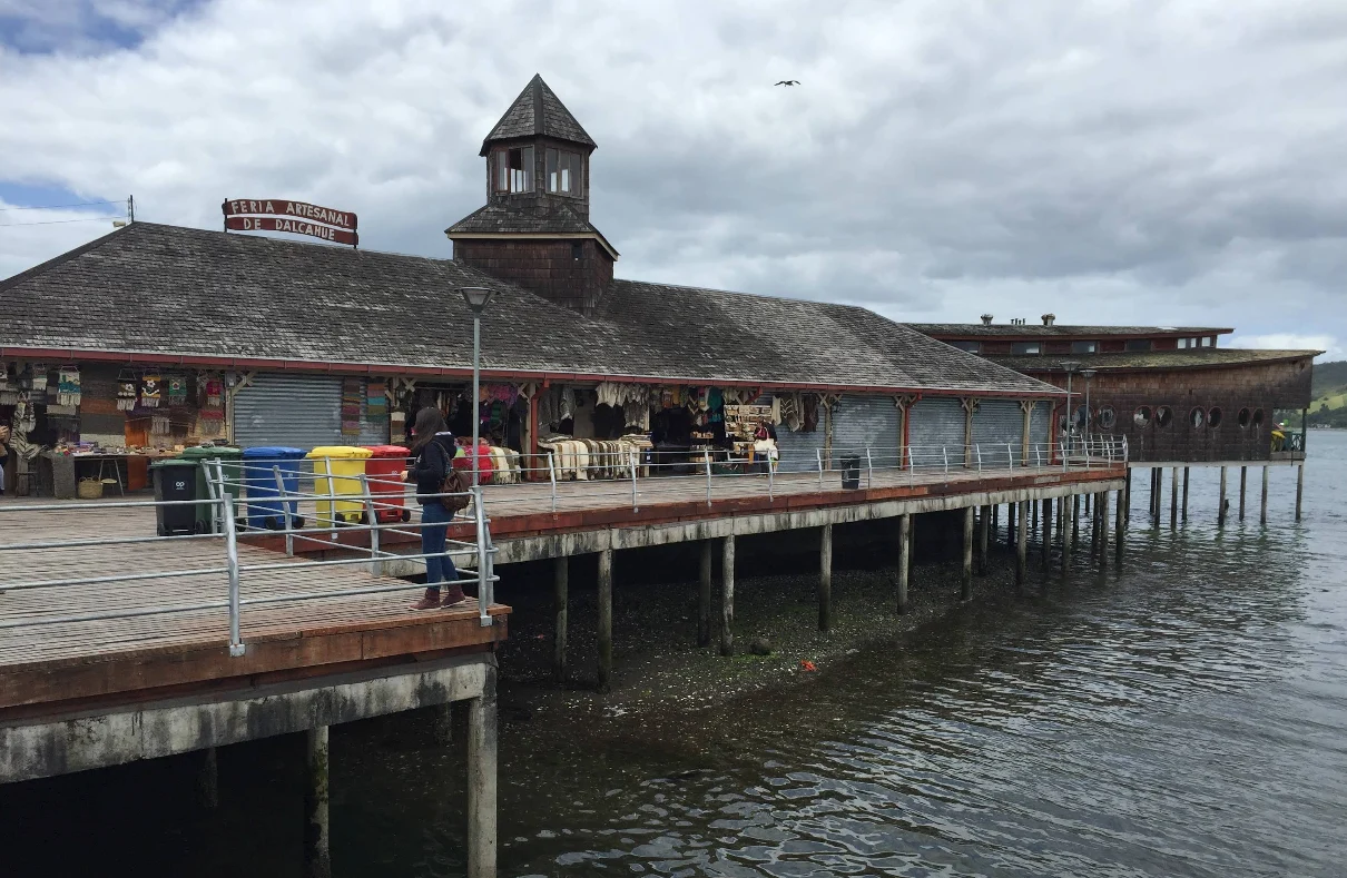 Costanera de Dalcahue con mercado de artesanías