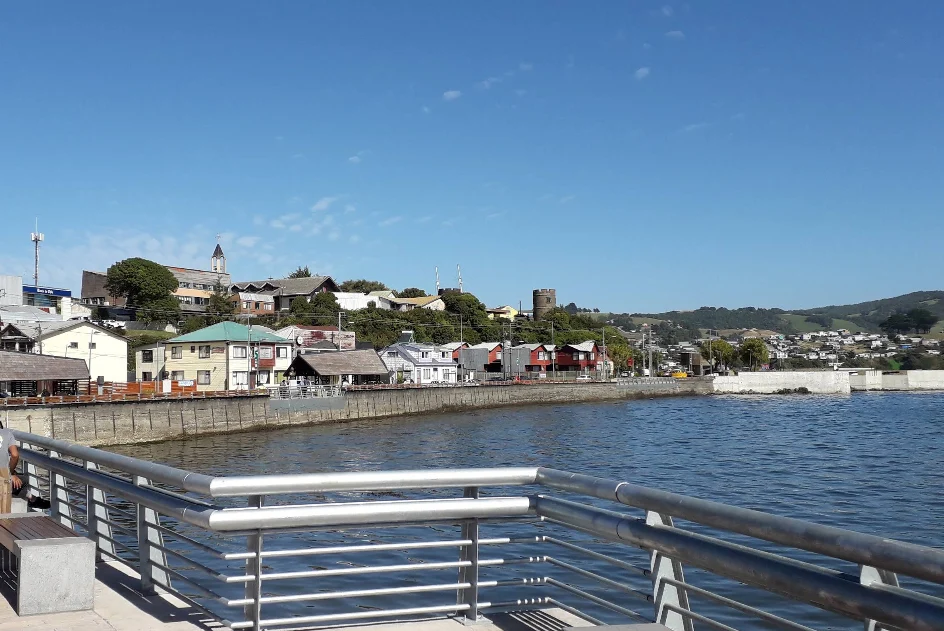 Vista costera de Ancud con fuerte histórico y mar al fondo