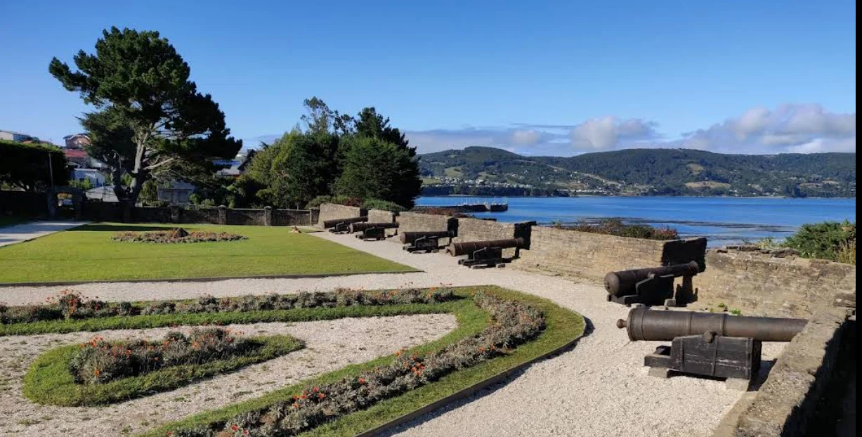 Fuerte San Antonio en Ancud con vista al mar
