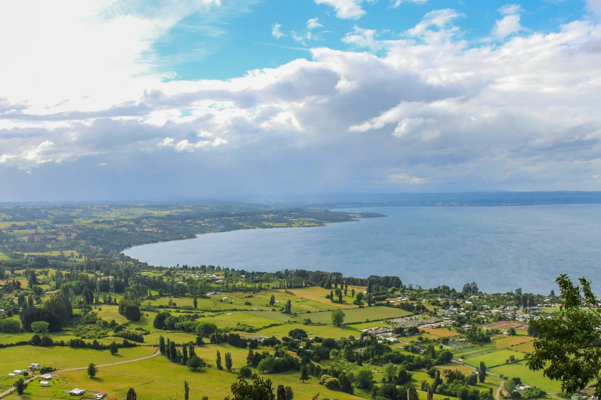 Orilla del Lago Ranco con montañas de fondo y cielo nublado