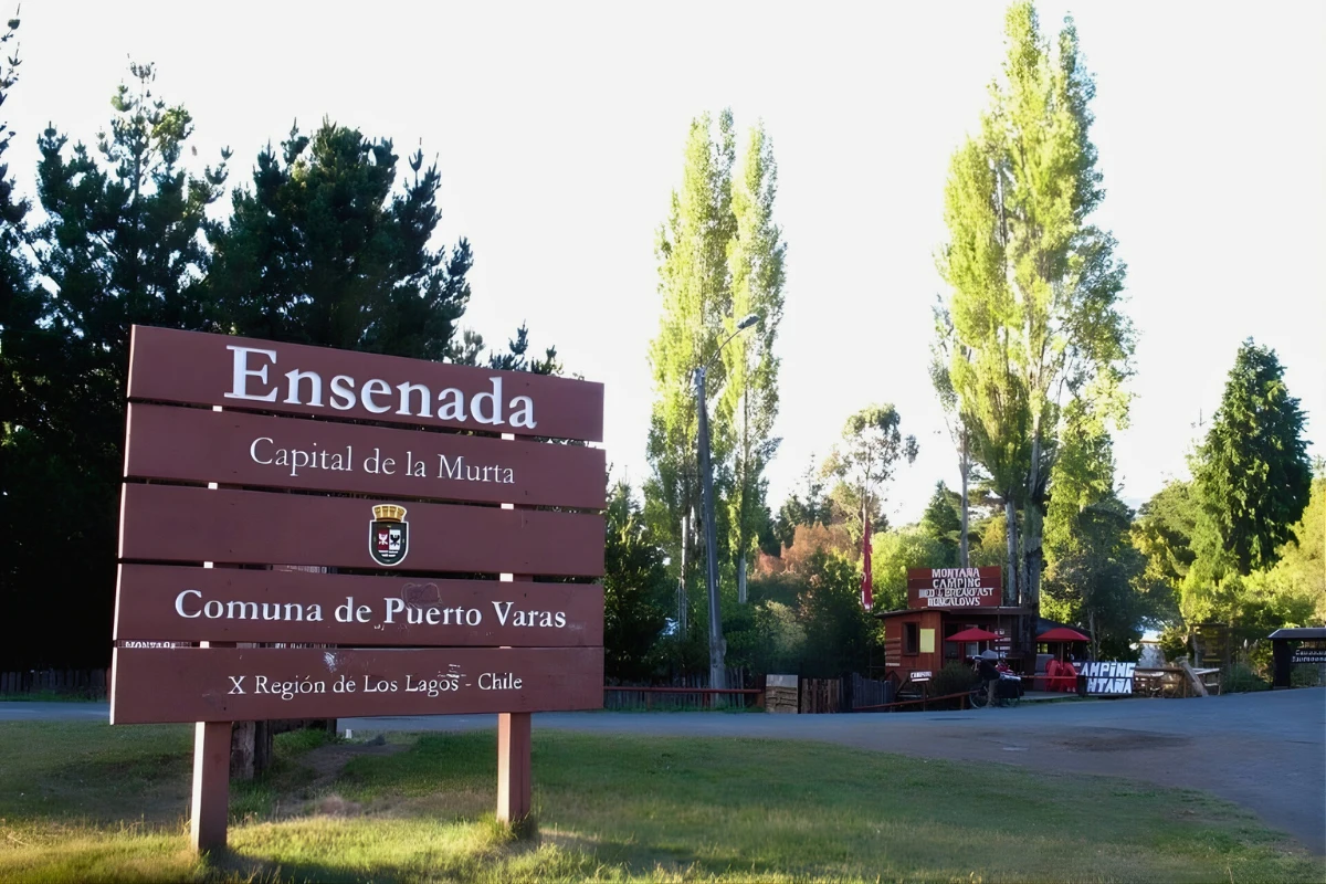 Letrero de bienvenida a Ensenada en la Ruta 225, comuna de Puerto Varas