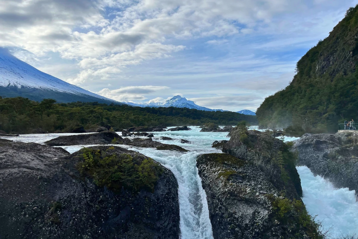 Saltos del Petrohué y volcán Osorno al fondo