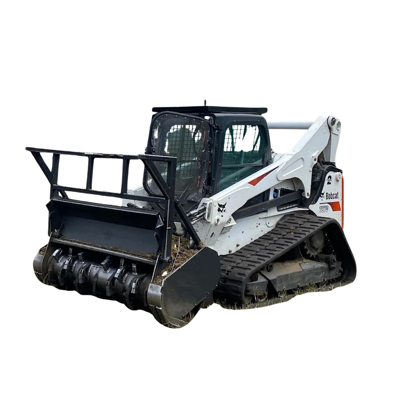 Minicargador tipo Bobcat con implemento frontal para limpieza y despeje de terrenos en Puerto Montt